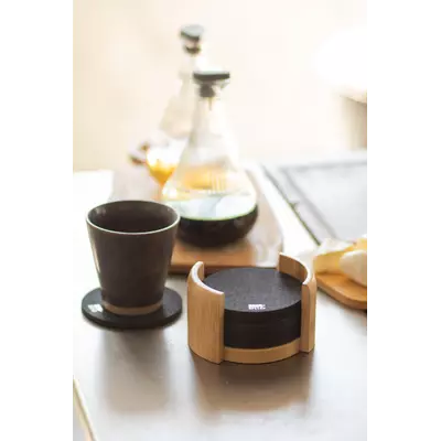 10 кръгли филц подложки в бамбукова поставка