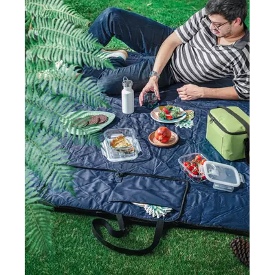 Foldable picnic blanket made of recycled polyester
